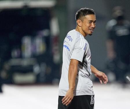 　ブラジル戦に向けた練習で取材対応し、笑顔を見せる長友