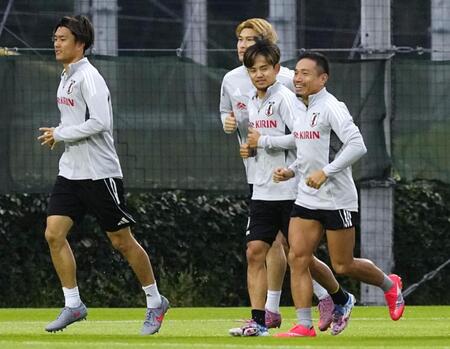 　ブラジル戦に向け、調整する長友（右端）ら