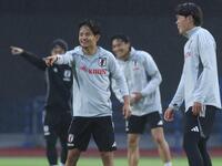 　練習で笑顔を見せる久保建英