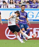 　前半、同点ゴールを決める横浜ＦＣ・山根