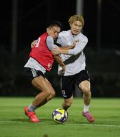 　練習で汗を流す長友佑都（左）と橋岡大樹（撮影・石井剣太郎）