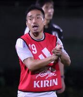 　声を張り上げる長友佑都（撮影・石井剣太郎）