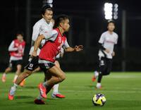 　練習で汗を流す長友佑都（中央）＝撮影・石井剣太郎