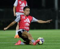 　練習で汗を流す長友佑都（撮影・石井剣太郎）