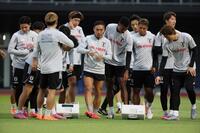 　練習で汗を流す長友佑都（中央）＝撮影・石井剣太郎
