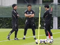 　ブラジル戦に向けた練習に臨む（左から）森保監督、長谷部コーチら