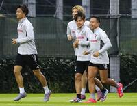 　ブラジル戦に向け、調整する長友（右端）ら