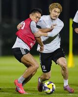 　ブラジル戦に向け、調整する長友（左）と橋岡