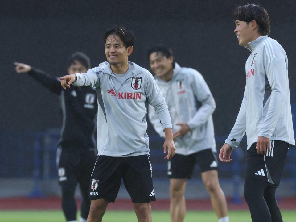 　練習で笑顔を見せる久保建英