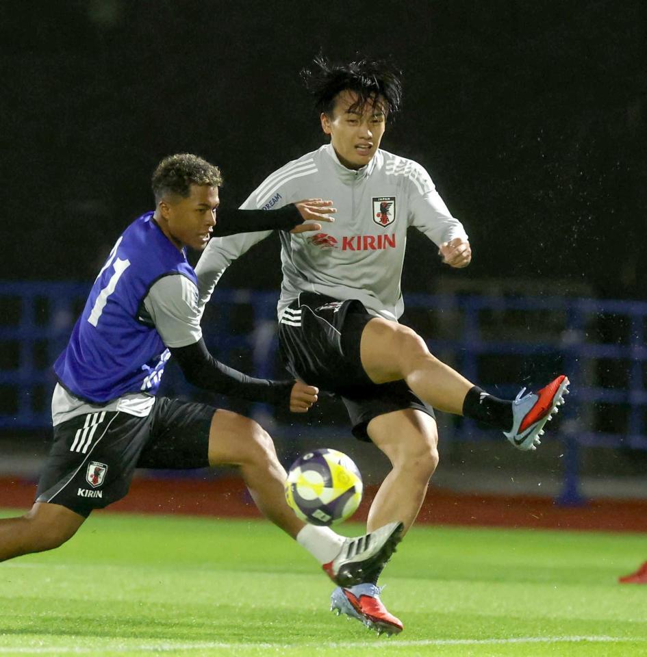 調整する上田綺世=千葉県内のグラウンド(撮影・金田祐二)