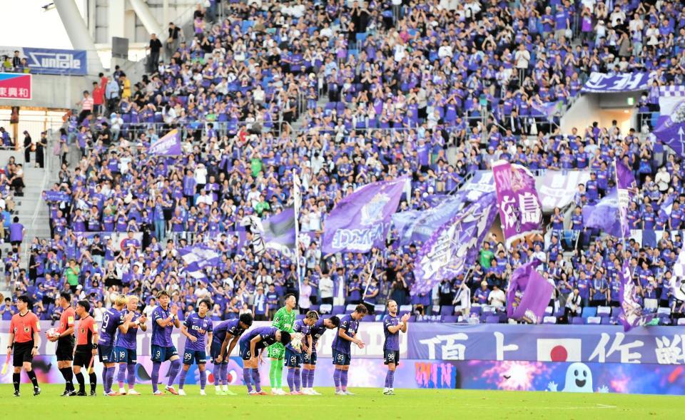 　３年ぶりのルヴァン杯決勝進出を決めた広島イレブン（撮影・畠山賢大）