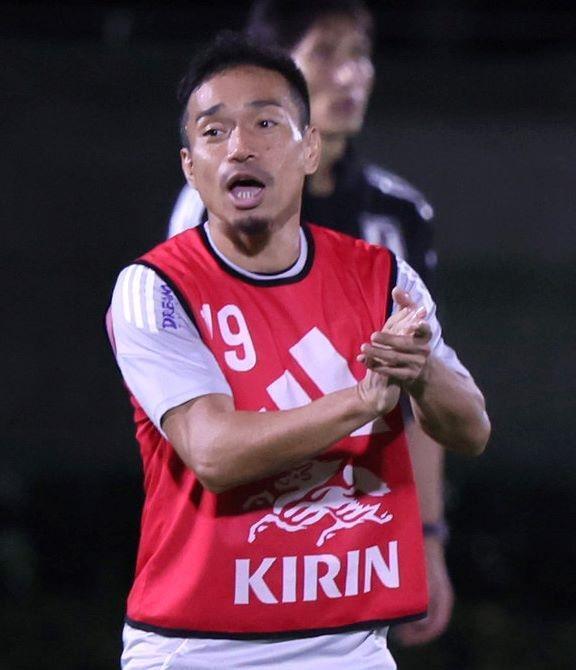 　声を張り上げる長友佑都（撮影・石井剣太郎）