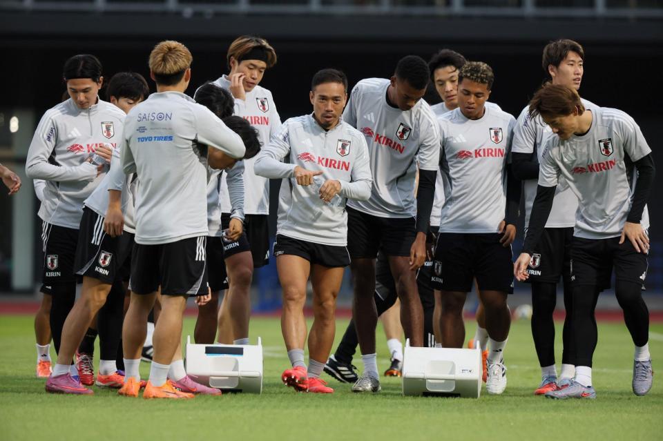 　練習で汗を流す長友佑都（中央）＝撮影・石井剣太郎