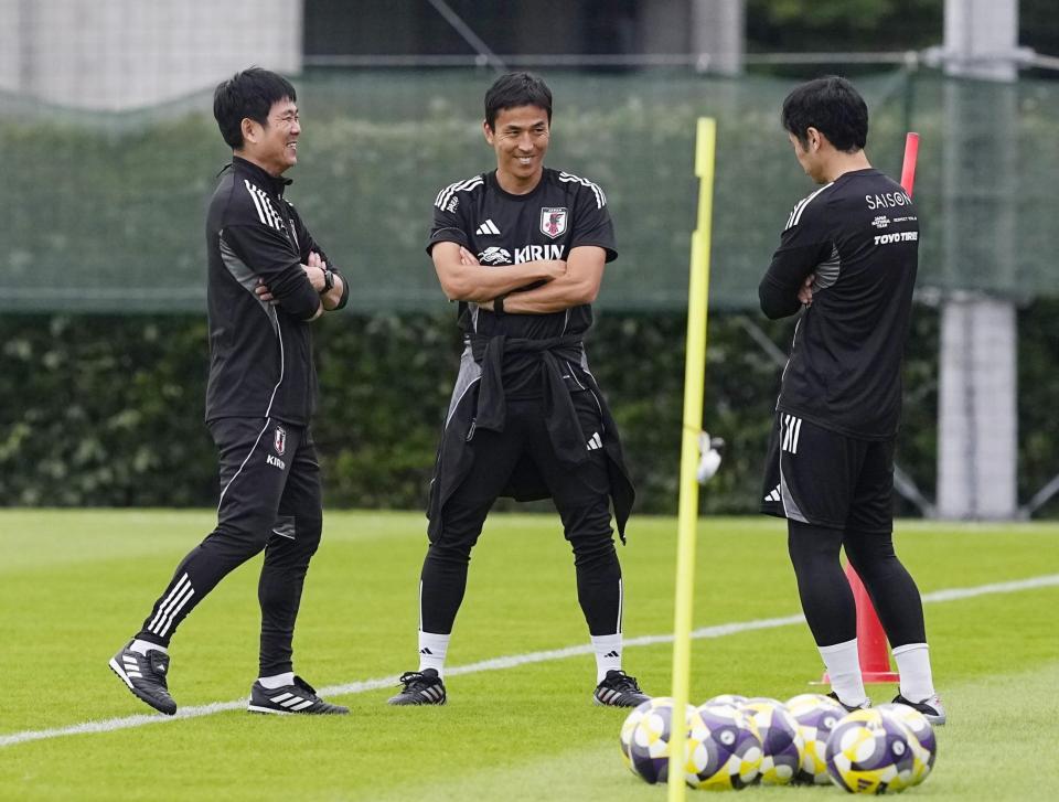 　ブラジル戦に向けた練習に臨む（左から）森保監督、長谷部コーチら