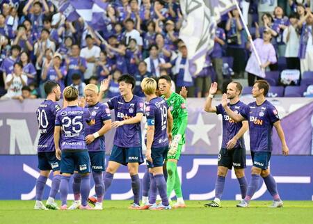 　決勝進出を決め、タッチを交わす広島イレブン