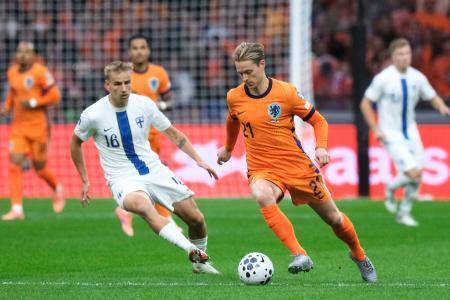 　攻め込むオランダの選手（右）＝１２日、アムステルダム（ＡＰ＝共同）