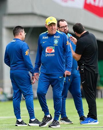 　日本戦に向けた最終調整に臨むブラジルのアンチェロッティ監督（左から２人目）ら