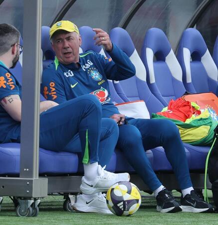 　練習を見るカルロ・アンチェロッティ監督（撮影・金田祐二）