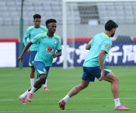 　調整するビニシウス・ジュニオール（撮影・金田祐二）