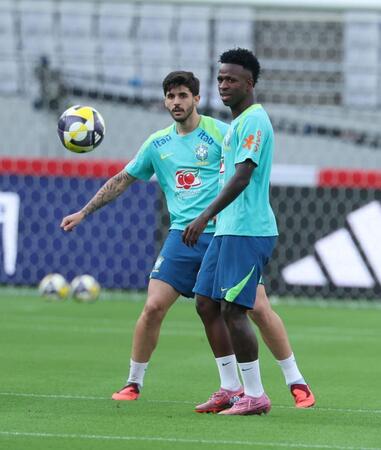 　調整するビニシウス・ジュニオール（撮影・金田祐二）