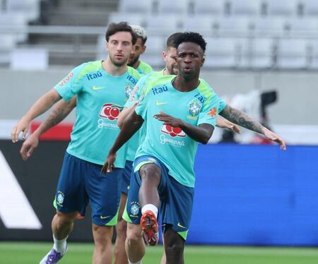 　調整するビニシウス・ジュニオール（撮影・金田祐二）