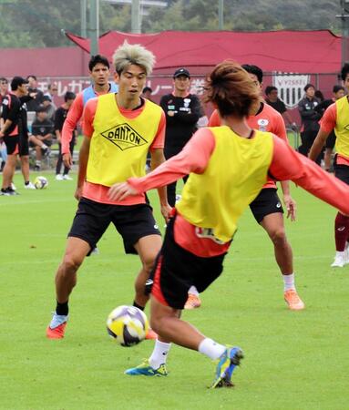 　練習する神戸・大迫（撮影・中野裕美子）