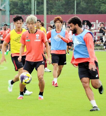 　練習する神戸・大迫（左から２人目）、宮代（同３人目）ら（撮影・中野裕美子）