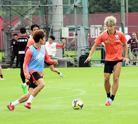 　宮代（左）と競り合う神戸・大迫（撮影・中野裕美子）