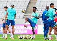 　日本戦に向けた最終調整に臨むブラジルのビニシウス（中央）ら