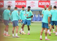 　練習に臨むビニシウス（中央）＝撮影・石井剣太郎