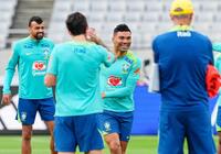 　日本戦に向け、最終調整するブラジルのカゼミロ（奥右）ら