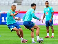 　日本戦に向け、最終調整するブラジルのリシャルリソン（左）