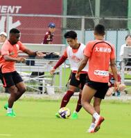 　ボールを奪い合う神戸・佐々木（中央）＝撮影・中野裕美子