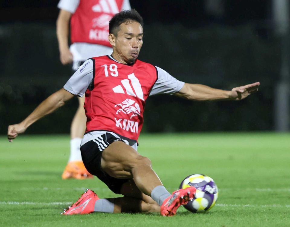 　ブラジル戦へ向け調整する長友佑都（撮影・石井剣太郎）