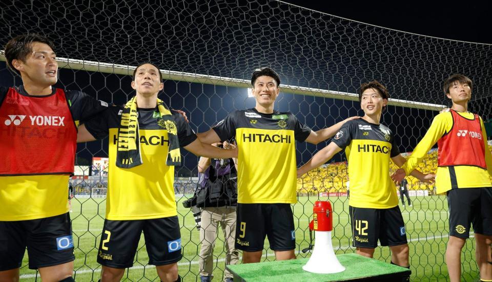 　２戦合計で川崎を逆転し決勝進出を決め、サポーターと喜びを分かち合う柏・細谷（中央）ら＝三協Ｆ柏