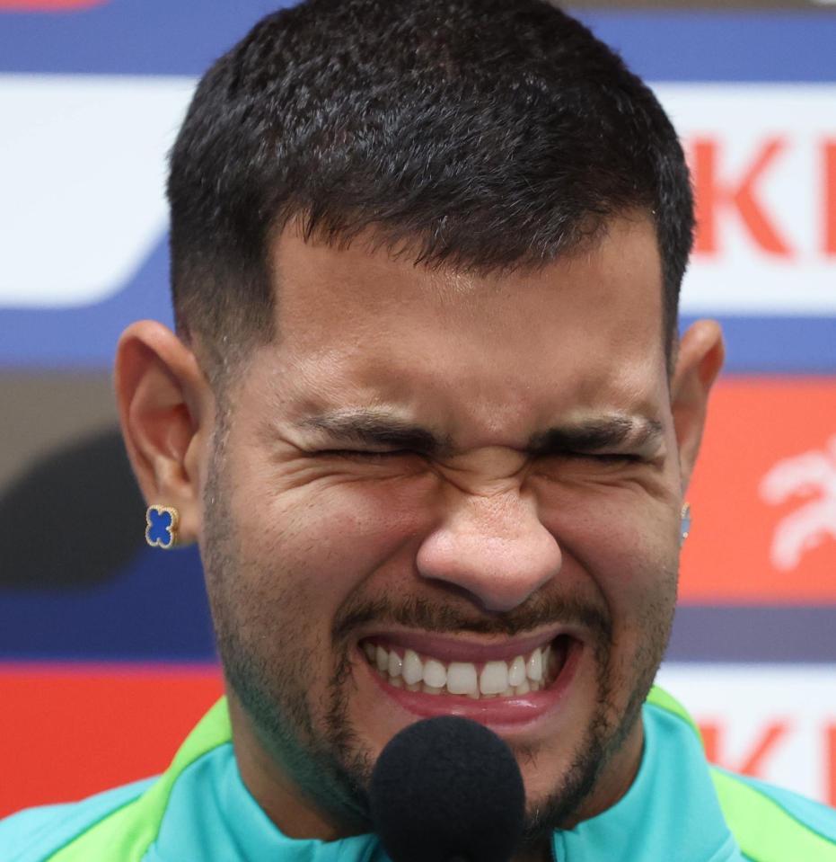 　顔をくしゃくしゃにしておどけるブルーノ・ギマランイス（撮影・金田祐二）