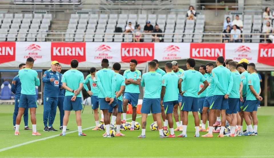 　カルロ・アンチェロッティ監督（左から３人目）のもとに集まるブラジル代表（撮影・石井剣太郎）