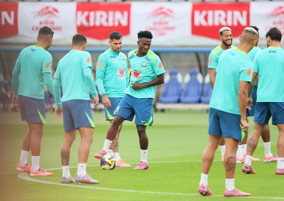 　練習に臨むビニシウス（中央）＝撮影・石井剣太郎