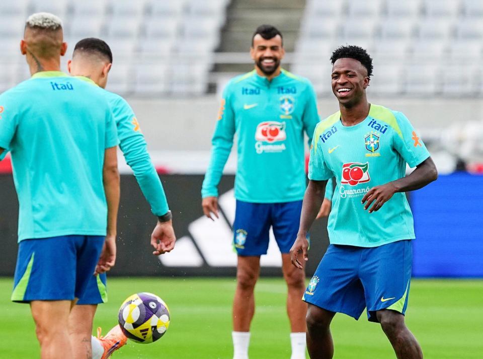 　日本戦に向け、最終調整するブラジルのビニシウス（右）ら