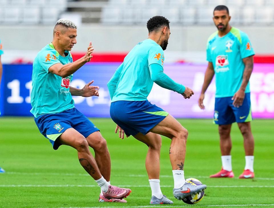 　日本戦に向け、最終調整するブラジルのリシャルリソン（左）