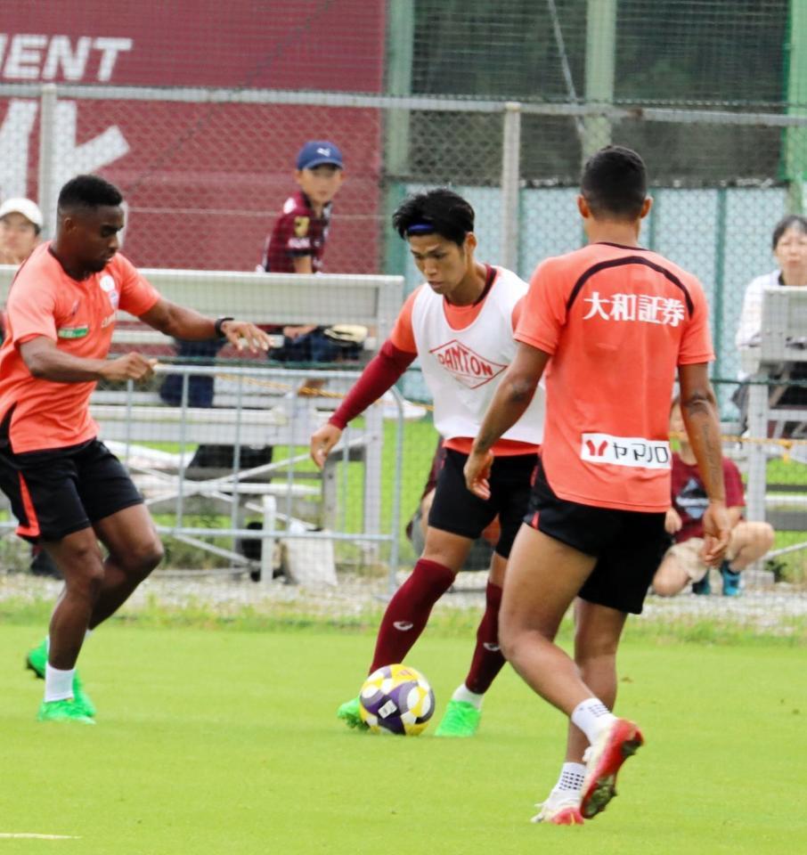 　ボールを奪い合う神戸・佐々木（中央）＝撮影・中野裕美子