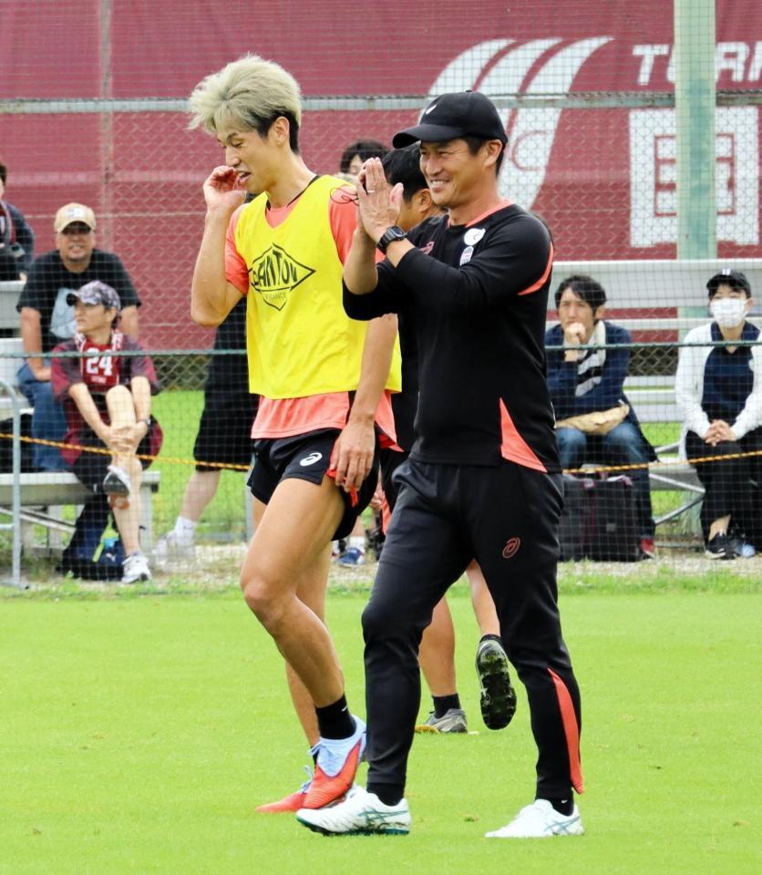 　練習を見守る吉田監督。左は大迫（撮影・中野裕美子）