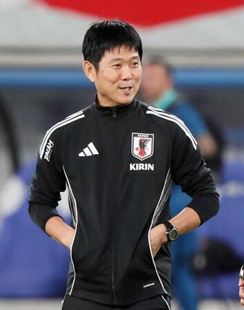 　練習を見守る森保監督（撮影・石井剣太郎）