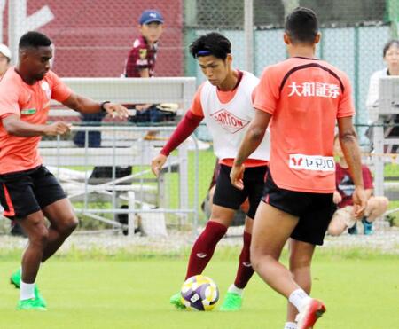 　ボールを奪い合う神戸・佐々木（中央）＝撮影・中野裕美子