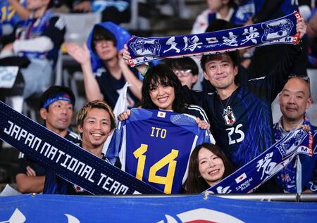 　ブラジル戦で盛り上がる日本サポーター＝味の素スタジアム