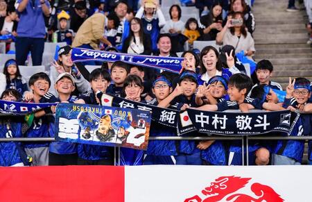 　ブラジル戦で盛り上がる日本サポーター＝味の素スタジアム