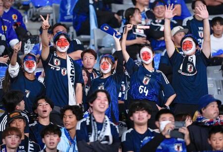 　ブラジル戦で盛り上がる日本サポーター＝味の素スタジアム
