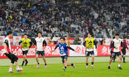　ブラジル戦を前にウオーミングアップする久保（中央）ら日本代表＝味の素スタジアム