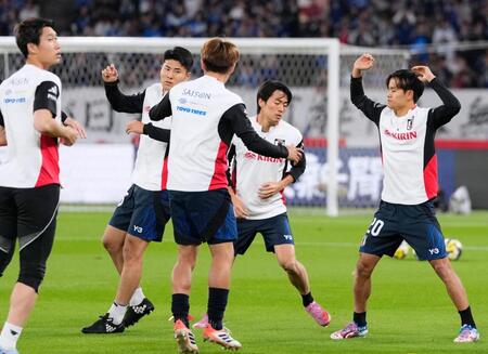 　ブラジル戦を前にウオーミングアップする日本代表＝味の素スタジアム