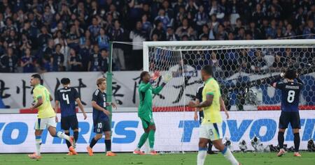 　前半、２点目を奪われがっくりの鈴木彩艶、堂安律ら（撮影・金田祐二）